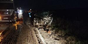 Kamyonla çarpışan kamyonet sürücüsü hayatını kaybetti